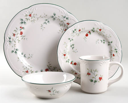 Winterberry 32 Piece Estate Set
