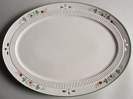 Winterberry 15" Pierced Oval Serving Platter