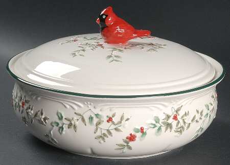 Winterberry 2 Qt Round Covered Casserole