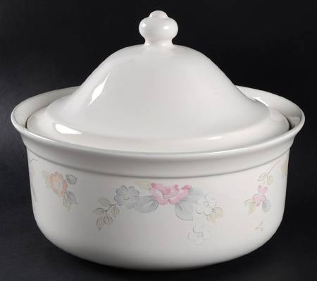 Wyndham 2 Qt Round Covered Casserole