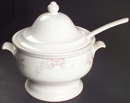 Wyndham Tureen & Lid w/Ladle