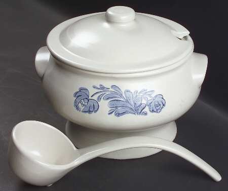 Yorktowne Tureen & Lid w/Ladle