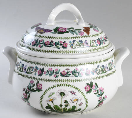 Variations 2 Qt Romantic Shape Round Covered Casserole