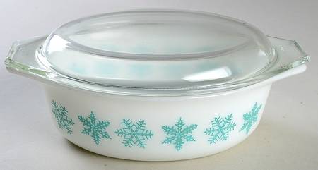 Snowflake White 1.5 Quart Oval Covered Casserole
