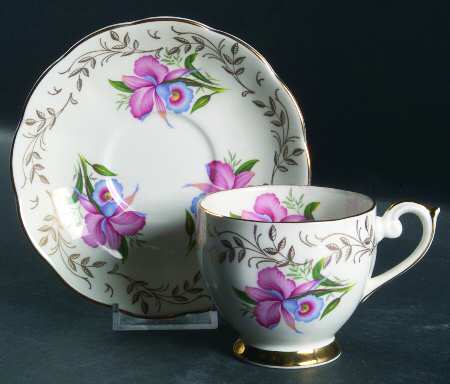 QUA44 Footed Cup & Saucer Set