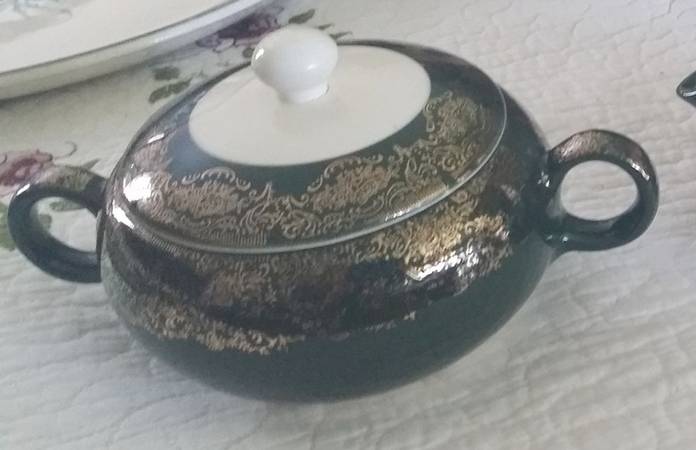 QUG2 Sugar Bowl & Lid by Quaker Girl