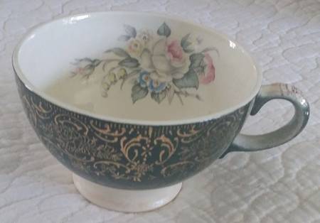 QUG2 Footed Cup by Quaker Girl