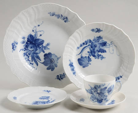 Blue Flowers (Curved) 5 Piece Place Setting by Royal Copenhagen