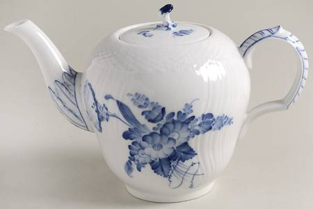 Blue Flowers (Curved) Teapot & Lid by Royal Copenhagen