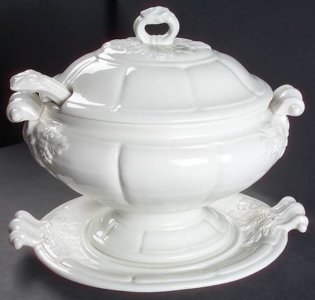 Grape Oval Tureen & Lid w/Ladle & Underplate