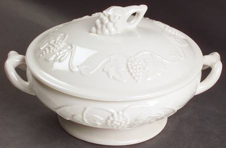 Grape 1.25 Qt Round Covered Casserole