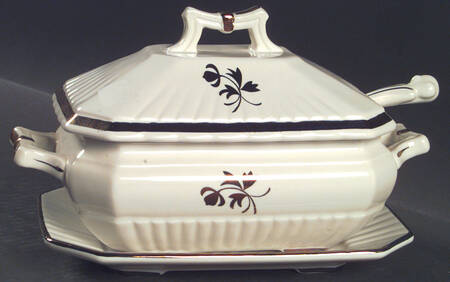 Tea Leaf Gravy Boat & Underplate with /Lid & Ladle