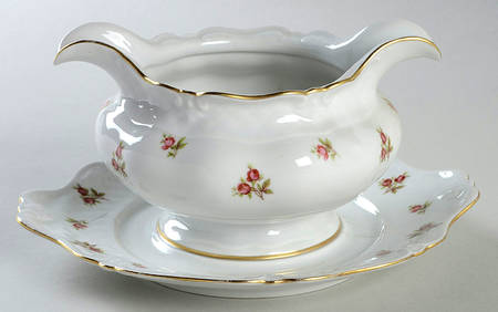 Roslyn Gravy Boat with Attached Underplate by Royal Hanover