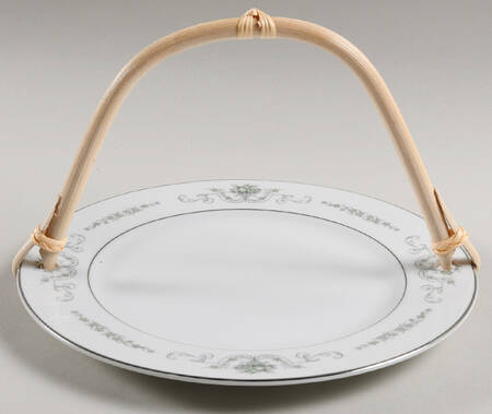 Gainsborough 5 3/8"-5 5/8" Bamboo Handled Serving Plate  HC