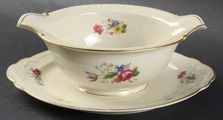 ROB28 Gravy Boat with Attached Underplate by Royal Bayreuth