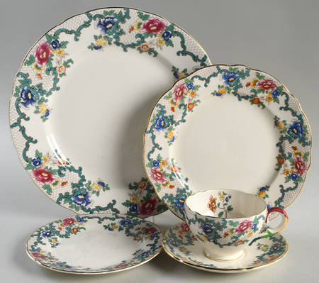 Victoria (Scalloped, Gold Trim) 5 Piece Place Setting