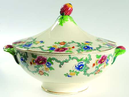 Victoria (Scalloped, Gold Trim) Tureen &  Lid