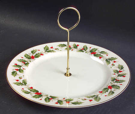 Holly Round Serving Plate with Handle (DP)