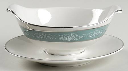Chantilly Gravy Boat with Attached Underplate