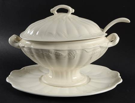 Wheat Tureen & Lid w/Ladle & Underplate