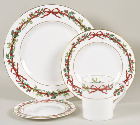 Holly Ribbons 32  Piece Estate Set