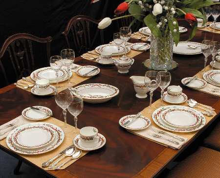 Holly Ribbons 45 Piece Estate Set