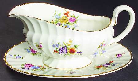 Roanoke Cream Gravy Boat & Underplate