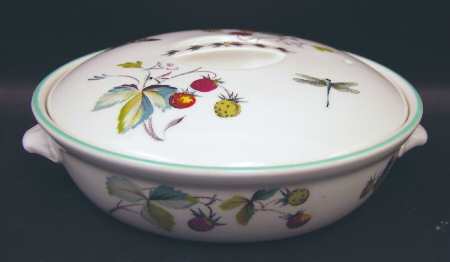 Strawberry Fair (Oven To Table, Bluetrim) 1.50 Pt Round Covered Casserole