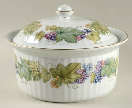 Vine Harvest 2.75 Qt Round Covered Casserole