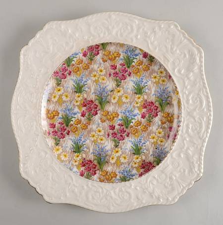 Marguerite (Gold Trim) Ascot Shape Dinner Plate w/Wedgwood Border by Royal Winton