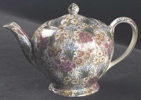Marguerite (Gold Trim) 4 Cup Albans Teapot & Lid by Royal Winton
