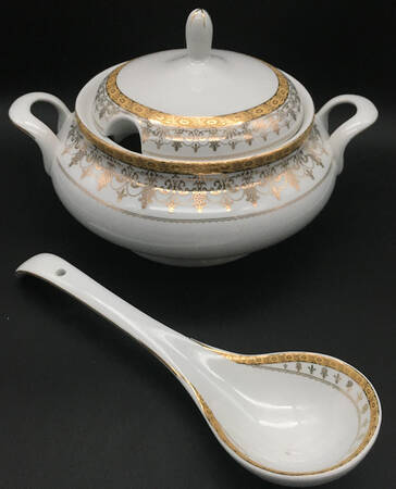 RVG1 Tureen & Lid w/Ladle