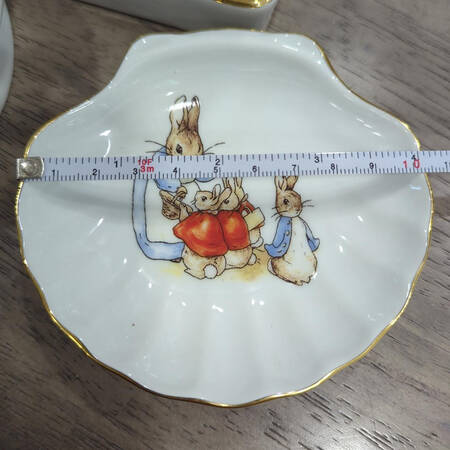 Peter Rabbit (Gold Trim) 4" Shell Shaped Dish