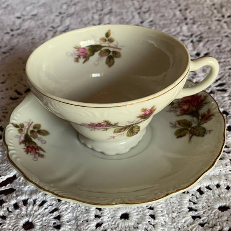 REU12 Footed Cup & Saucer Set