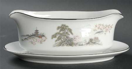 Sansui Gravy Boat with Attached Underplate
