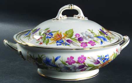 Spring Bouquet (Gainsborough, Scalloped) Round Covered Vegetable