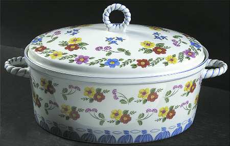 Romance 4.25 Qt Oval Covered Casserole
