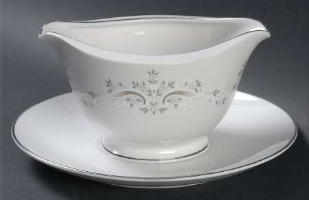 Mealy Gravy Boat with Attached Underplate