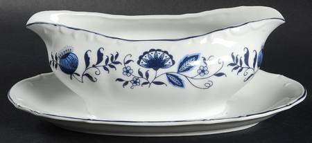 Blue Onion Gravy Boat with Attached Underplate