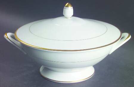 Bridal Wreath Round Covered Vegetable