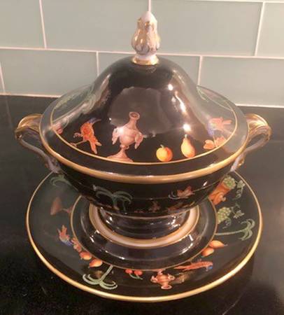Black Shoulder Sauce Boat & Lid with Underplate