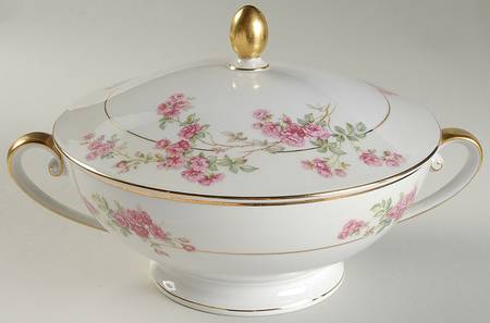 Rambler Rose Round Covered Vegetable