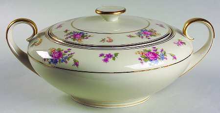 Queensrose (Smooth #159) Round Covered Vegetable