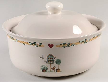 Birdhouse 2 Qt Round Covered Casserole