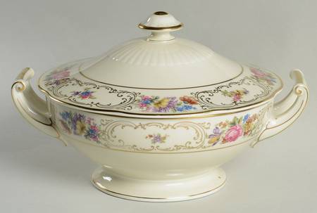Wettin (Scalloped) Round Covered Vegetable