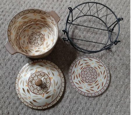Old World Brown 1.5 Quart Covered Round Baker & Metal Stand with Glass Trivet