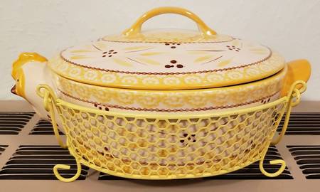 Old World Yellow 2.5 Qt Oval Covered Baker & Wire Holder