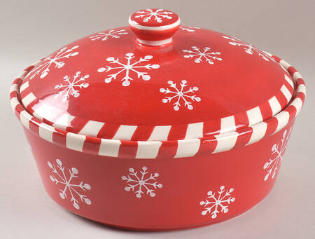 Snowflake 2 Qt Round Covered Casserole