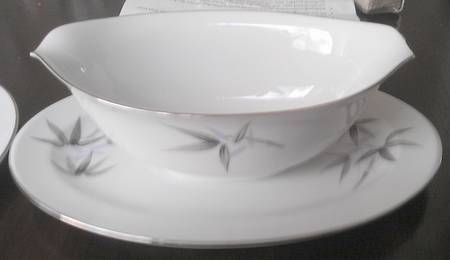 THC12 Gravy Boat with Attached Underplate