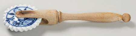 Blue Onion Pastry Cutter & Wood Handle